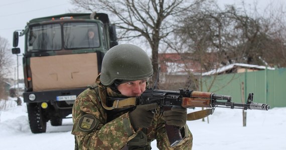 "Systematyczne próby szerzenia paniki na Ukrainie, rozpowszechnianie fałszywych informacji i zniekształcanie rzeczywistości są kolejnym elementem wojny hybrydowej" - poinformowała Służba Bezpieczeństwa Ukrainy (SBU). "Wszyscy musimy zachować spokój i zimną krew, nie ulegać prowokacji" - zaapelowano w oświadczeniu. 