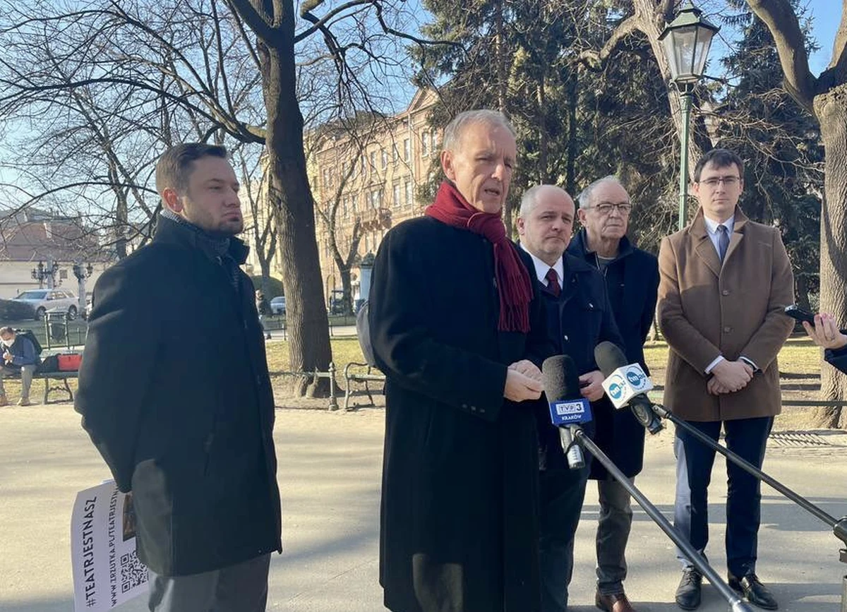 "Oczekujemy, że rząd przestanie stać w rozkroku – z jednej strony nie będzie miał nogi w "klubie przyjaciół Putina", jakim jest współpraca z Marine Le Pen i Viktorem Orbanem, a z drugiej strony będzie popierał słuszne aspiracje Ukrainy do suwerennego państwa" – apelował w Krakowie były szef resortu obrony, senator Koalicji Obywatelskiej Bogdan Klich. "Oczekujemy tego, że premier Morawiecki zdecyduje się na zerwanie współpracy z tymi, którzy oczekują, że Ukraina powinna być podporządkowana Rosji - tak jak to mówi Marine Le Pen, czy tak jak to mówi Viktor Orban, że sankcje prowadzą do ślepej uliczki" - dodał.