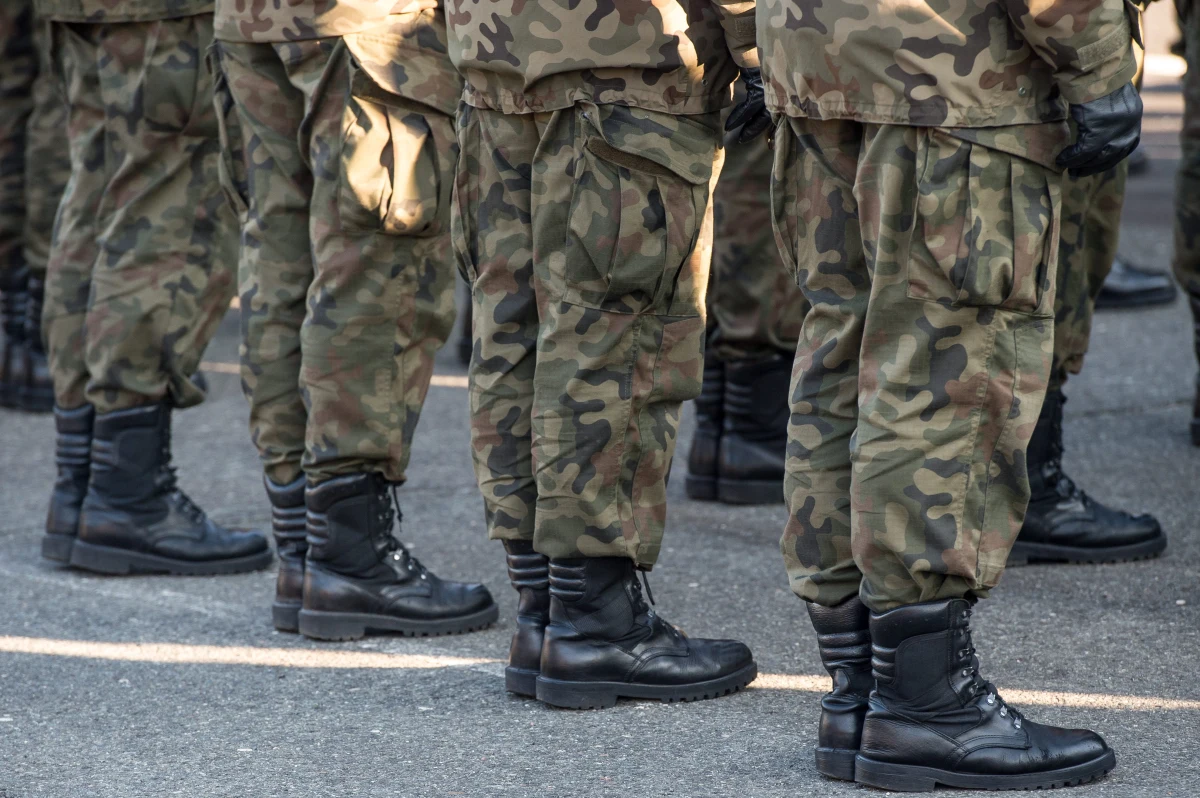 Centralne Biuro Antykorupcyjne zatrzymało trzy kolejne osoby podejrzewane o udział w korupcji w wojsku - w 6. Batalionie Dowodzenia w Krakowie. Do tej pory w tej sprawie zarzuty usłyszało już 31 osób.