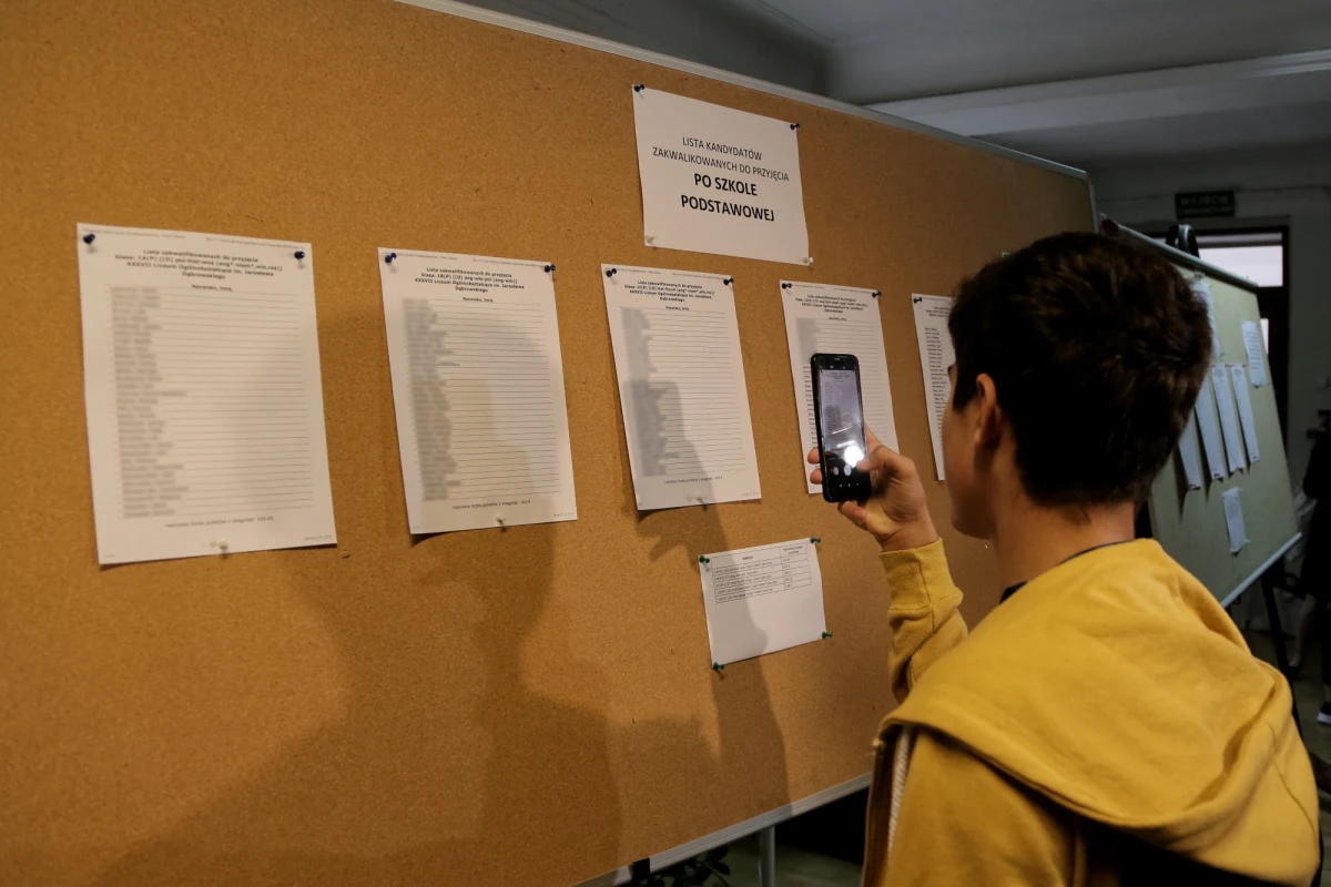 Rekrutacja do szkoły średniej to duży stres zarówno dla uczniów, jak i rodziców. Wypełnianie winsoków, składanie dokumentów, pilnowanie terminów, a na dodatek oczekiwanie na wyniki egzaminu ósmoklasisty. I chociaż Ministerstwo Edukacji i Nauki nie ogłosiło jeszcze dat rekrutacji, już teraz warto zastanowić się, które szkoły i jakie klasy wskażemy we wniosku rekrutacyjnym.