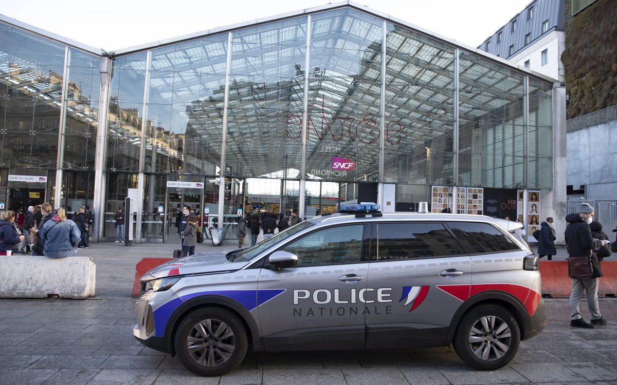 Paryska policja zastrzeliła na dworcu Gare du Nord mężczyznę uzbrojonego w nóż - poinformował minister transportu Francji Jean-Baptiste Djebbari. Według policji, mężczyzna groził dwóm funkcjonariuszom nożem o długości 30 cm.