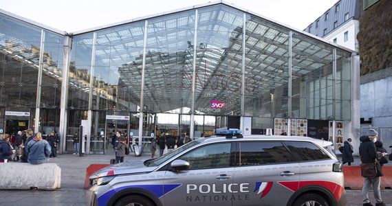 Paryska policja zastrzeliła na dworcu Gare du Nord mężczyznę uzbrojonego w nóż - poinformował minister transportu Francji Jean-Baptiste Djebbari. Według policji, mężczyzna groził dwóm funkcjonariuszom nożem o długości 30 cm.