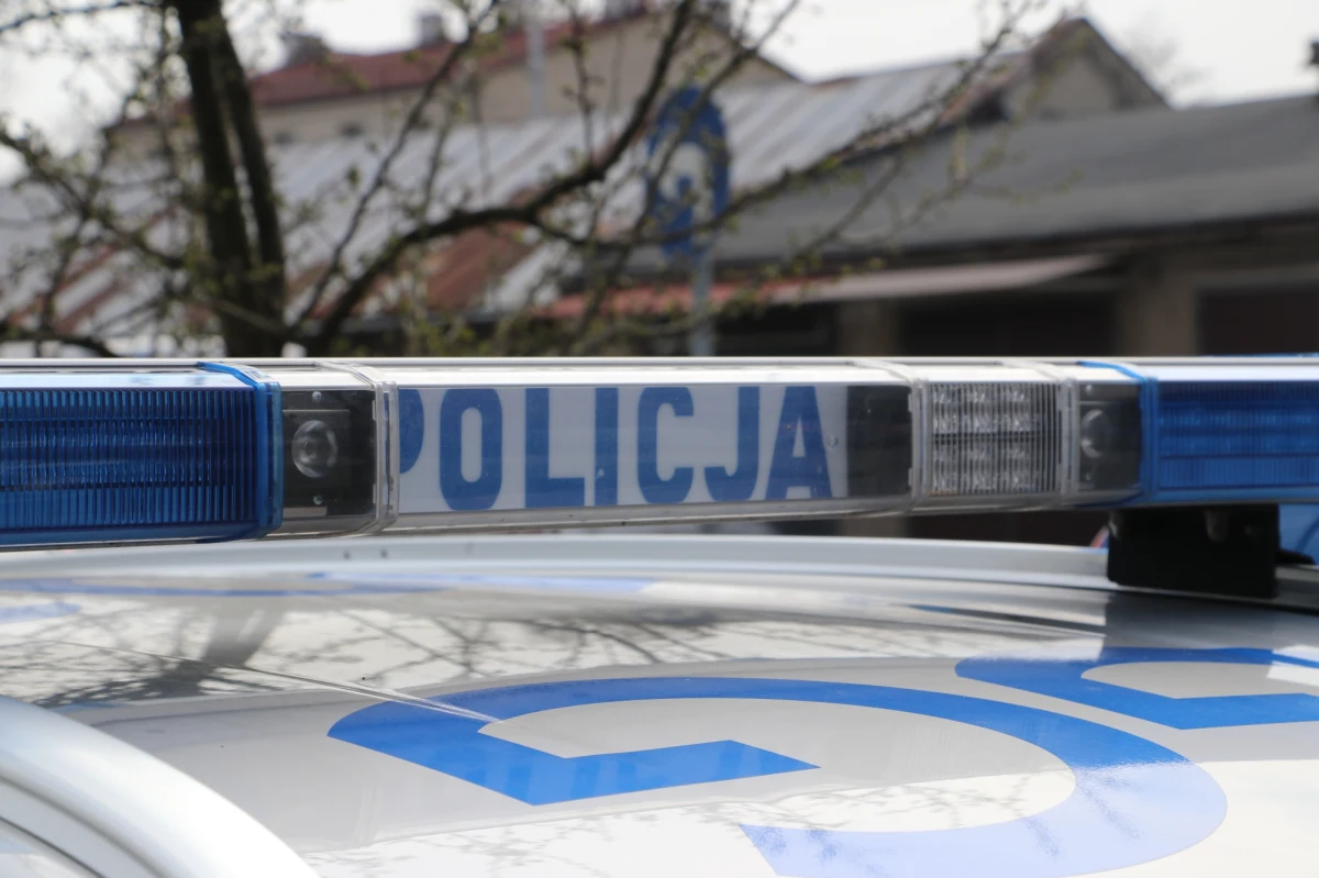 50-latka w trakcie zakupów zamieniła metki na odzieży. Kobieta zapłaciła za wybrane przez siebie koszule o 7,80 złotych mniej niż określił to właściciel sklepu. Nie przypuszczała, że w ten sposób może dopuścić się przestępstwa oszustwa.