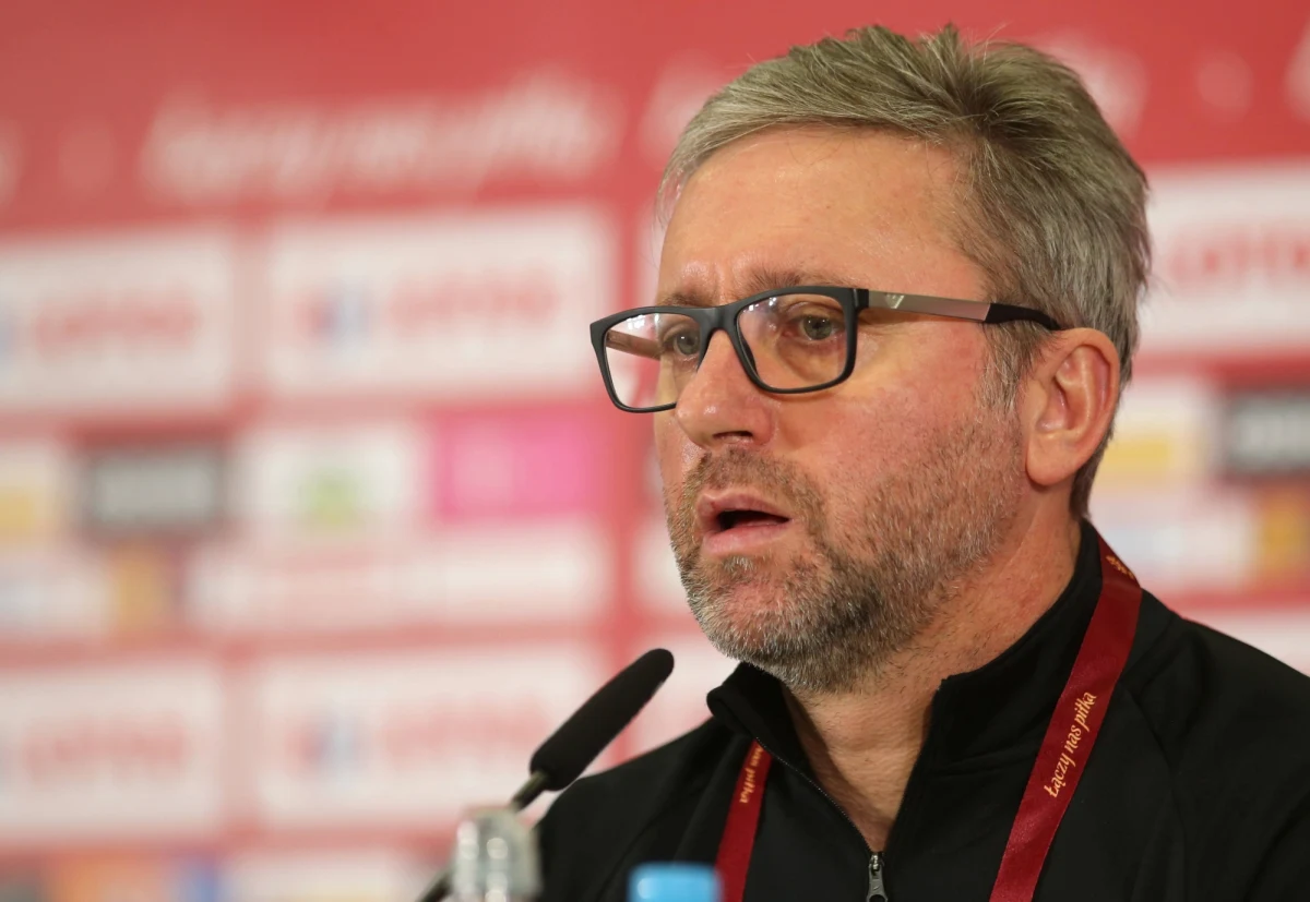 Nowym szkoleniowcem Wisły Kraków został Jerzy Brzęczek. Były selekcjoner reprezentacji Polski wraca na trenerską ławkę i przejmuje stery w drużynie Białej Gwiazdy. Brzęczek zastąpi Słowaka Adriana Gulę, który został zwolniony po serii słabych wyników.