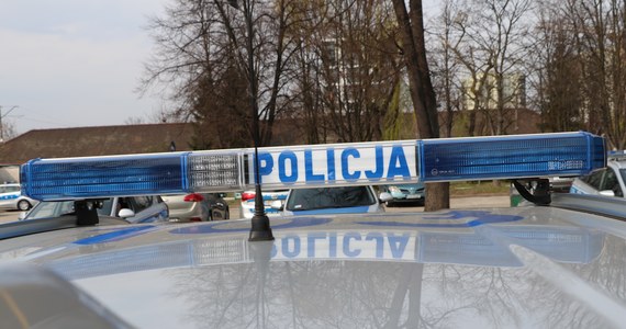 Dramatyczna akcja w kamienicy przy ulicy Poplińskich w Poznaniu. Policjanci próbowali tam zatrzymać mężczyznę poszukiwanego listem gończym. Ten zabarykadował się w mieszkaniu, podpalił meble i wyskoczył z drugiego piętra. Trafił do szpitala.