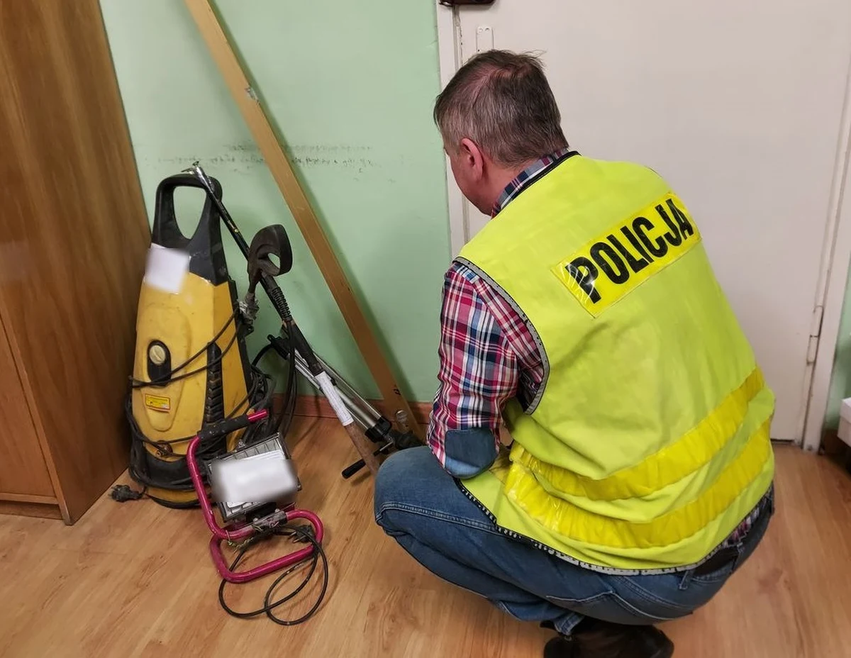 Policjanci z Wielunia (województwo łódzkie) zatrzymali mężczyznę, który w ubiegłym roku okradł nowo budowany dom. Podejrzany wyniósł m.in. lampę halogenową i wędkę. 32-latek odpowie też za posiadanie narkotyków - podała rzeczniczka prasowa wieluńskiej policji Katarzyna Grela. 