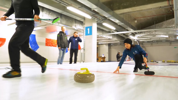 W załączonym materiale rozmowa z Agnieszką Wojtysiak reprezentującą Krakowski Klub Curlingowy.

Studio Pekin - Gramy Dalej!" to codzienna dawka sportowych wiadomości z aren Igrzysk Olimpijskich w Pekinie. Dziennikarze i eksperci Interii Sport omawiają i analizują wyczyny sportowców na najważniejszej zimowej imprezie czterolecia.

Oglądaj codziennie krótkie flesze w Interii, a w najważniejsze dni zmagań polskich olimpijczyków będziemy na żywo, tuż po zawodach, komentować co wydarzyło się w Pekinie.

Ponadto program "Studio Pekin" od poniedziałku do piątku na antenie Polsatu News o godzinie 17:40 i codziennie w Polsacie Sport Extra o godzinie 20:00. Zapraszamy!
