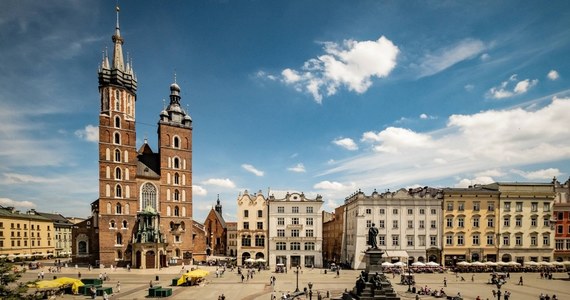 W Małopolsce mają zostać zorganizowane miejsca kwaterunku dla 150 tysięcy osób. To przygotowania na wypadek ataku Rosji na Ukrainę i spodziewaną w takiej sytuacji falę uchodźców - wynika z nieoficjalnych informacji RMF FM. Część samorządów rozważa kwaterowanie ewentualnych uchodźców w budynkach, w których mieściły się izolatoria, ale także w szkołach, co wiązało by się z reorganizacją zajęć, a w niektórych wypadkach nauką zdalną.  Wykorzystane miałby zostać także niektóre obiekty sportowe czy sanatoria. 