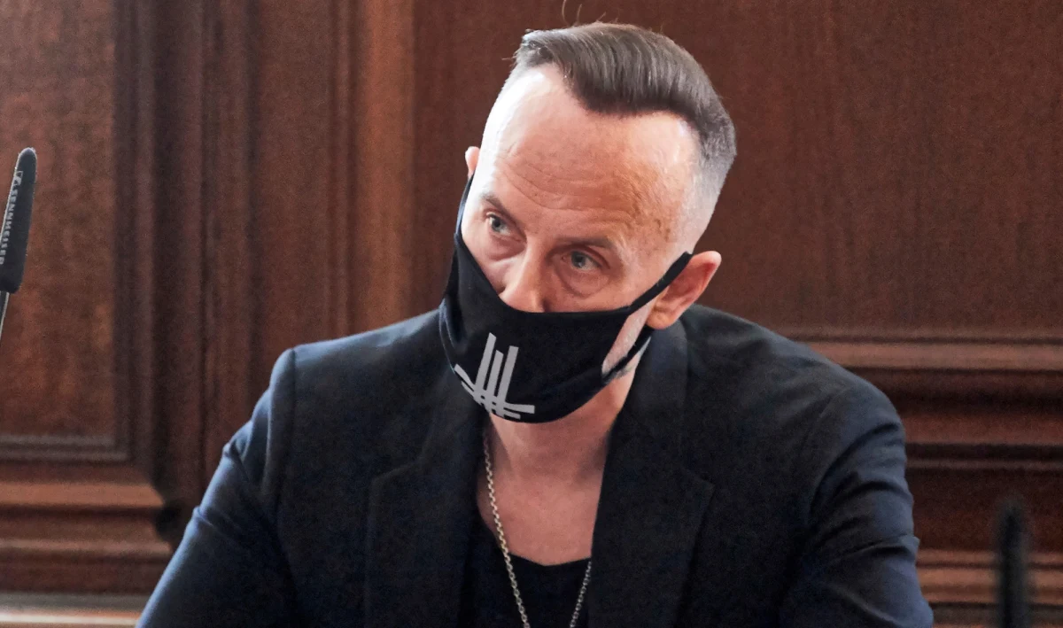 Sąd Okręgowy w Gdańsku rozważy ponowny wniosek prokuratury o powołanie biegłego w zakresie technik malarskich, grafik i rysunku w procesie, w którym współoskarżonym o znieważenie polskiego godła jest lider deathmetalowej grupy Behemoth Adam Darski, ps. "Nergal". 