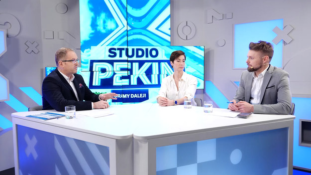 "Studio Pekin - Gramy Dalej!" to codzienna dawka sportowych wiadomości z aren Igrzysk Olimpijskich w Pekinie. Dziennikarze i eksperci Interii Sport omawiają i analizują wyczyny sportowców na najważniejszej zimowej imprezie czterolecia.

Gośćmi w studiu Interii Sport po konkursie drużynowym w skokach narciarskich na skoczni K125 byli Katarzyna Bachleda-Curuś i Jan Ziobro.

Telefonicznie łączyliśmy się z Janem Szturcem i Kazimierzem Długopolskim, którzy skomentowali drużynowy konkurs i opowiedzieli o szkoleniu kolejnych pokoleń skoczków.

Z Pekinu o warunkach poniedziałkowego konkursu skoczków i szóstym miejscu polskiej ekipy mówili Patryk Serwański i Tomasz Lejman.

Jakub Kędzior z kolei przybliżył fakty z rywalizacji bobsleistek.

Oglądaj codziennie krótkie flesze w Interii, a w najważniejsze dni zmagań polskich olimpijczyków będziemy na żywo, tuż po zawodach, komentować co wydarzyło się w Pekinie.

Ponadto program "Studio Pekin" od poniedziałku do piątku na antenie Polsatu News o godzinie 17:40 i codziennie w Polsacie Sport Extra o godzinie 20:00. Zapraszamy!