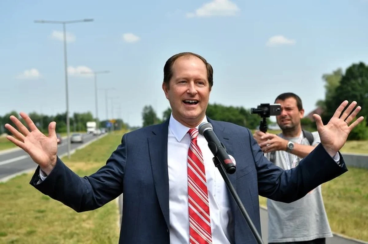 "Bardzo się cieszę, że jestem nowym ambasadorem Stanów Zjednoczonych w Polsce. To dla mnie, Amerykanina polskiego pochodzenia, spełnienie marzeń i wielki zaszczyt" - podkreśla w przesłaniu do Polaków nowy ambasador USA w naszym kraju Mark Brzezinski.