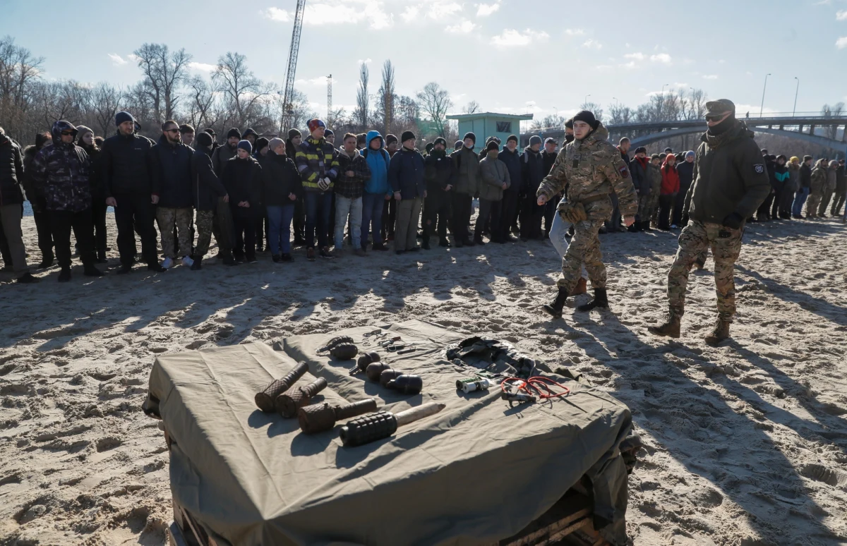 Rosyjska inwazja na Ukrainę może nastąpić niemal w każdej chwili - ostrzegła w poniedziałek brytyjska minister spraw zagranicznych Liz Truss. Ponownie wezwała obywateli brytyjskich na Ukrainie, by wyjechali natychmiast, dopóki jest jeszcze taka możliwość. Równocześnie sekretarz Rady Bezpieczeństwa Narodowego i Obrony Ukrainy Ołeksij Daniłow zapewnił, że Ukraina nie widzi przesłanek za tym, że w najbliższych dniach mogłoby dojść do ataku ze strony Rosji na szeroką skalę. 