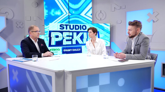 "Studio Pekin - Gramy Dalej!" to codzienna dawka sportowych wiadomości z aren Igrzysk Olimpijskich w Pekinie. Dziennikarze i eksperci Interii Sport omawiają i analizują wyczyny sportowców na najważniejszej zimowej imprezie czterolecia.

Gośćmi w studiu Interii Sport po konkursie drużynowym w skokach narciarskich na skoczni K125 byli Katarzyna Bachleda-Curuś i Jan Ziobro.

Telefonicznie łączyliśmy się z Janem Szturcem i Kazimierzem Długopolskim, którzy skomentowali drużynowy konkurs i opowiedzieli o szkoleniu kolejnych pokoleń skoczków.

Z Pekinu o warunkach poniedziałkowego konkursu skoczków i szóstym miejscu polskiej ekipy mówili Patryk Serwański i Tomasz Lejman.

Jakub Kędzior z kolei przybliżył fakty z rywalizacji bobsleistek.

Oglądaj codziennie krótkie flesze w Interii, a w najważniejsze dni zmagań polskich olimpijczyków będziemy na żywo, tuż po zawodach, komentować co wydarzyło się w Pekinie.

Ponadto program "Studio Pekin" od poniedziałku do piątku na antenie Polsatu News o godzinie 17:40 i codziennie w Polsacie Sport Extra o godzinie 20:00. Zapraszamy!
