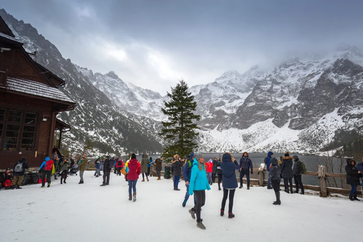 Popularna Droga do Morskiego Oka w poniedziałek została ponownie otwarta dla ruchu turystycznego - poinformował Tatrzański Park Narodowy. Nadal pozostaje zamknięty szlak do Doliny Pięciu Stawów Polskich. Ten szlak, z uwagi na znaczne zagrożenie lawinowe, był zamknięty od 3 lutego.