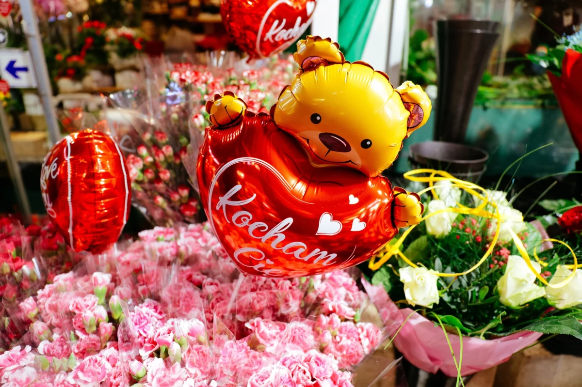 Miłość romantyczna, to wymysł kulturowy – mówią eksperci. Z okazji walentynek mówiliśmy wiele na temat miłości w radiu RMF24. O to niezwykłe uczucie Krzysztof Urbaniak zapytał prof. Waldemara Kuligowskiego, antropologa. „Miłość romantyczna, to są pewne wzory zachowań, które powstają w pewnych społeczeństwach, w pewnych epokach. I tutaj nie ma nic stałego. To są rzeczy, które się nieustannie zmieniają” – wyjaśniał gość radia RMF24. Jak dodał profesor, miłości romantyczne warto szukać, mimo że jest „bałaganiarą”.