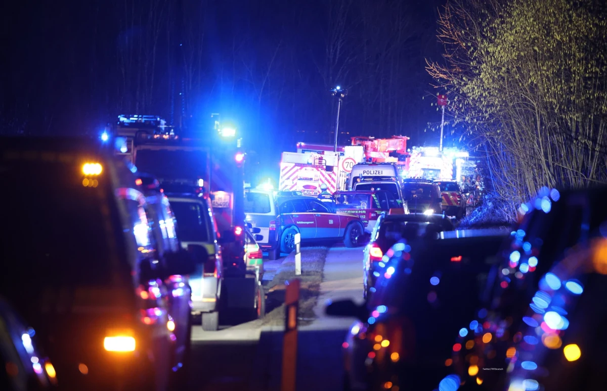 Dwa pociągi kolei podmiejskich zderzyły się w poniedziałek w miejscowości Schaeftlarn, leżącej na przedmieściach Monachium (Bawaria). "Jedna osoba zginęła, jest wielu rannych" – informuje portal Merkur.
