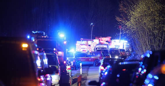 Dwa pociągi kolei podmiejskich zderzyły się w poniedziałek w miejscowości Schaeftlarn, leżącej na przedmieściach Monachium (Bawaria). "Jedna osoba zginęła, jest wielu rannych" – informuje portal Merkur.
