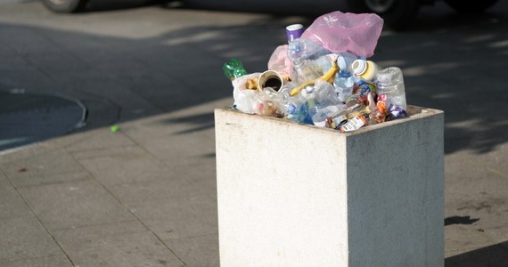 Miasto Olsztyn chce podnieść ceny za odbiór odpadów. Cena odbioru śmieci jest w mieście połączona z ilością zużywanej wody. Ratusz chce, by za zużyty metr sześcienny wody zapłacić za odbiór odpadów 9,7 zł. Obecnie obowiązująca stawka to 8,4 zł. 