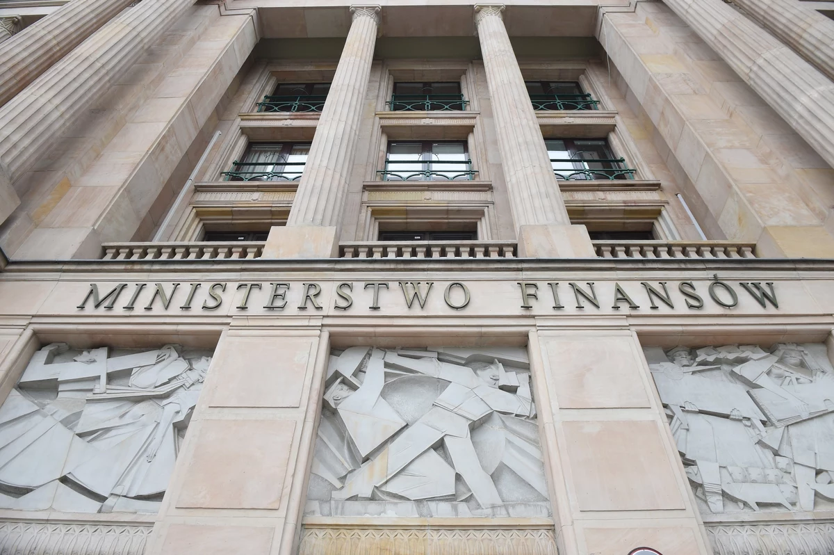 Dyrektor generalna Renata Oszast pożegnała się z Ministerstwem Finansów. To kolejna dymisja w tym resorcie w ostatnim czasie. Jak informuje Wyborcza.biz, odejście – podobnie, jak poprzednie – związane jest z zamieszaniem, jakie wprowadził Polski Ład.
