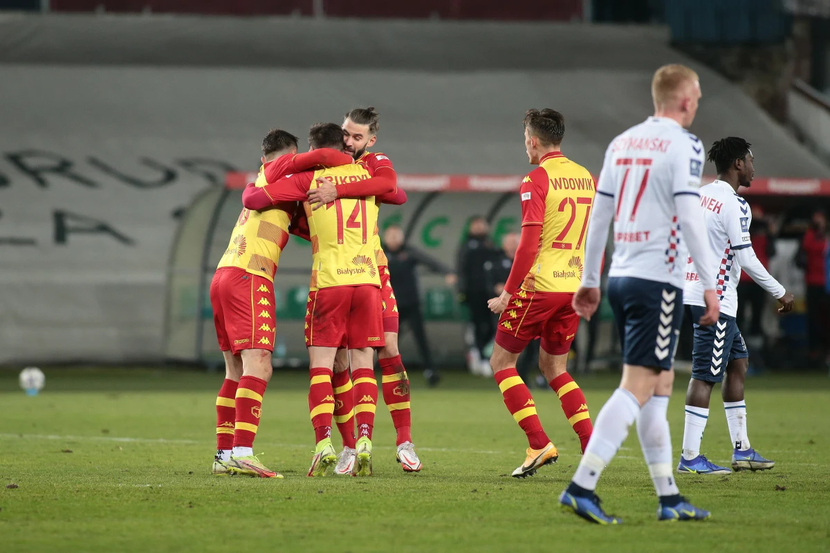Górnik Zabrze prowadził do przerwy, ale przegrał z Jagiellonią Białystok 1-2 w ostatnim meczu 21. kolejki piłkarskiej PKO Ekstraklasy. Zwycięską bramkę dla gości w doliczonym czasie zdobył Karol Struski.