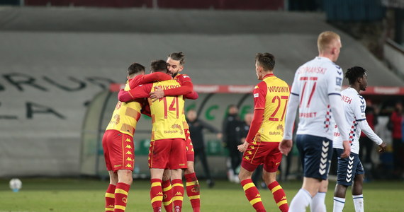 Górnik Zabrze prowadził do przerwy, ale przegrał z Jagiellonią Białystok 1-2 w ostatnim meczu 21. kolejki piłkarskiej PKO Ekstraklasy. Zwycięską bramkę dla gości w doliczonym czasie zdobył Karol Struski.