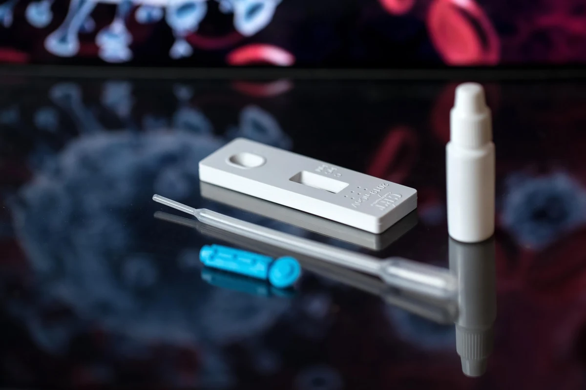 Od dziś izolacja domowa osób, u których wykryto zakażenie wirusem SARS-CoV-2, skrócona została do 7 dni. Liczona jest teraz od momentu wykonania testu diagnostycznego, a nie od otrzymania jego wyniku.