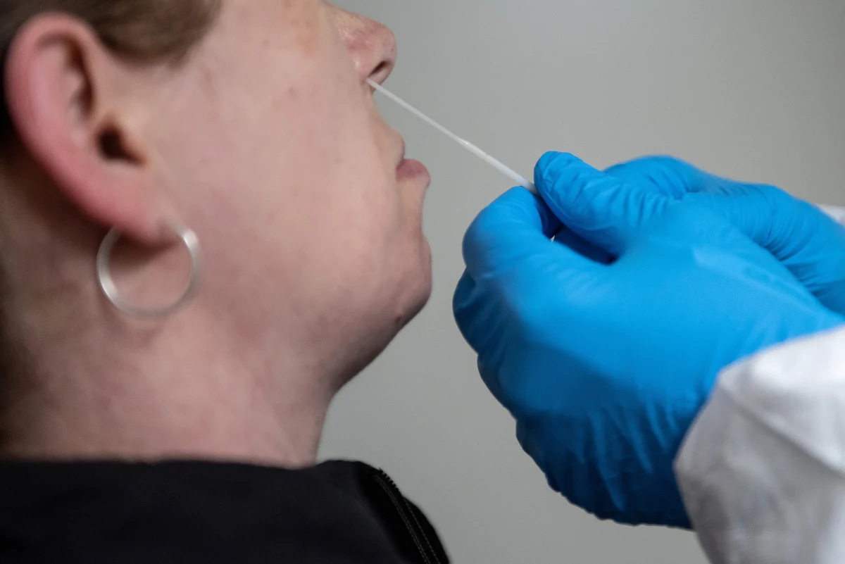 W poniedziałki i wtorki najwięcej osób przychodzi na wymaz do testu PCR w kierunku koronawirusa. Kobiety zdecydowanie częściej poddają się badaniom - wynika ze statystyk punktu pobrań na os. Złotej Jesieni w Krakowie, jedynego całodobowego punktu w Małopolsce.