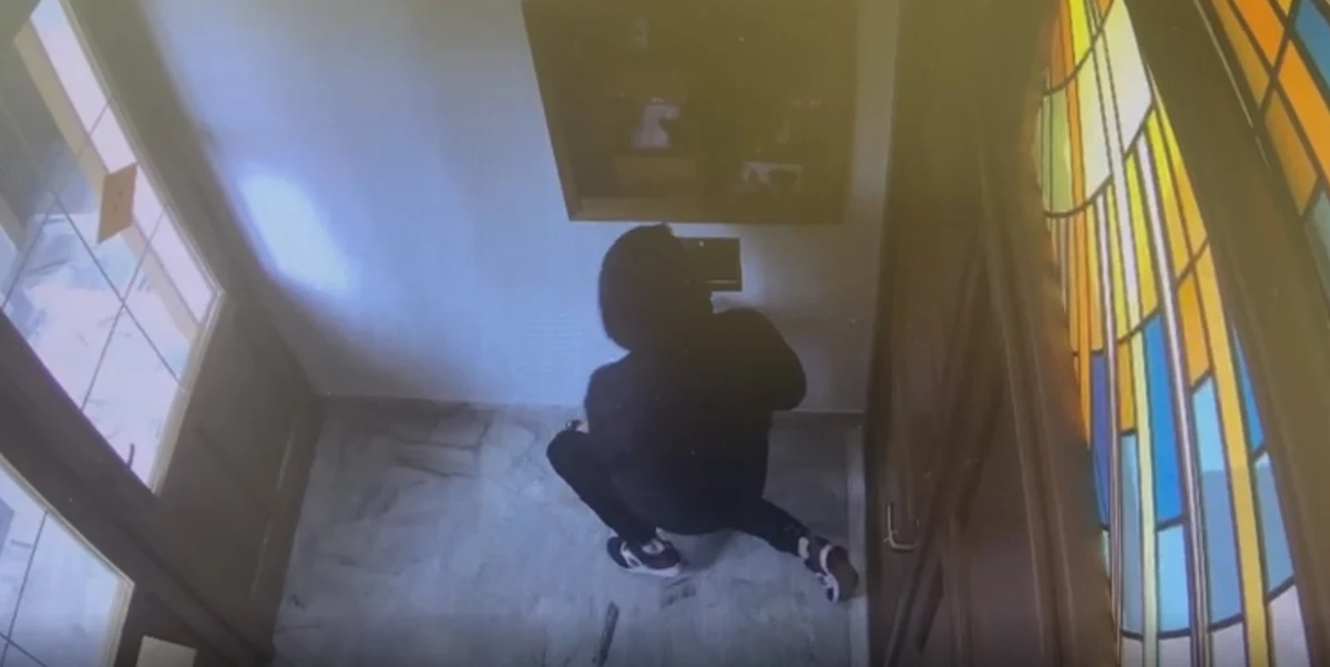 27-latek i jego 21-letnia partnerka okradli skarbonki w kilku małopolskich kościołach. Wpadli w Myślenicach. Umieszczone w świątyni pw. św. Franciszka z Asyżu kamery nagrały moment włamania.

