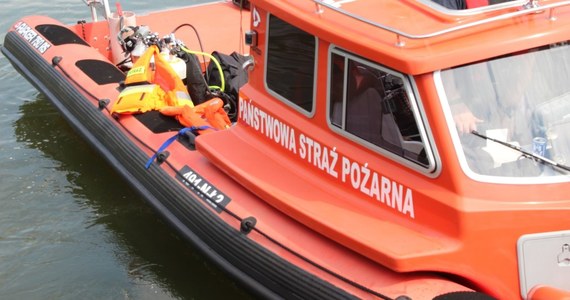 W jeziorze Łaśmiady na Mazurach strażacy odnaleźli we wtorek ciało 64-letniego mężczyzny, który dzień wcześniej wypłynął pontonem na ryby - poinformowała ełcka policja.