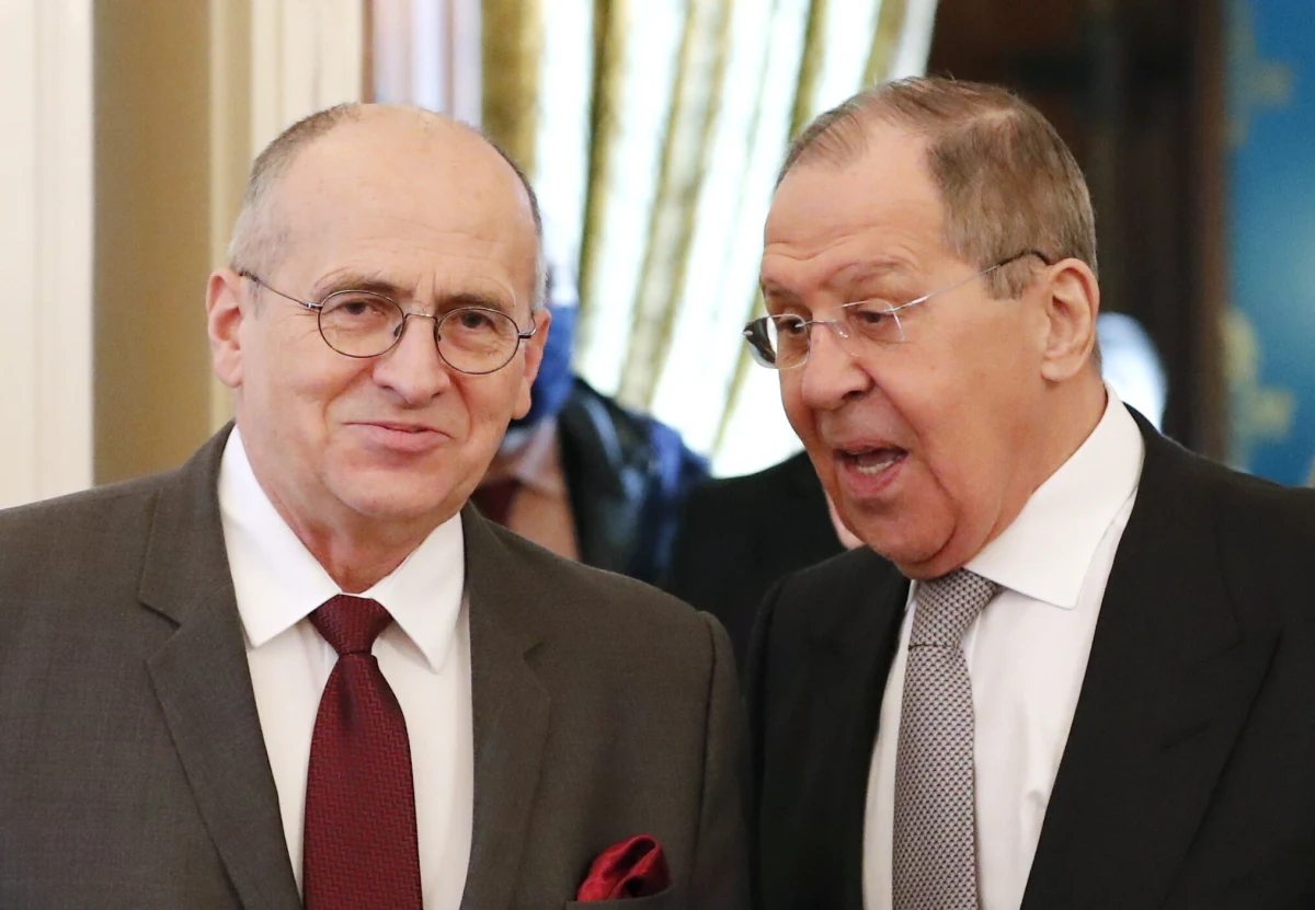 "Zaproponowaliśmy inicjatywę nowego dialogu na temat bezpieczeństwa europejskiego w ramach OBWE. Celem jest redukcja ryzyka konfrontacji. Liczymy na zaangażowanie Rosji w ten projekt" – poinformował minister spraw zagranicznych Zbigniew Rau po spotkaniu z szefem rosyjskiej dyplomacji Siergiejem Ławrowem. "Jestem pewien, że przewodnictwo w OBWE powinno sprzyjać osiągnięciu kompromisu" – przyznał z kolei Ławrow. 