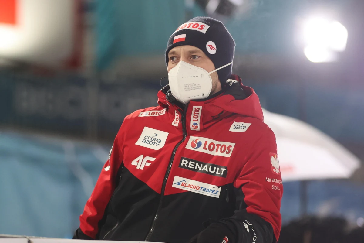 ”Po medalu Dawida Kubackiego zrobiło się trochę luźniej, ale pozostaje też niedosyt. Myślałem, że to mocniej ruszy” – mówi trener kadry skoczków narciarskich Michal Doleżal i dodaje, że bardzo liczył na olimpijskie podium Kamila Stocha: „Bardzo zasłużył. Mały błąd, spóźnienie na progu. To okazało się kosztowne”.