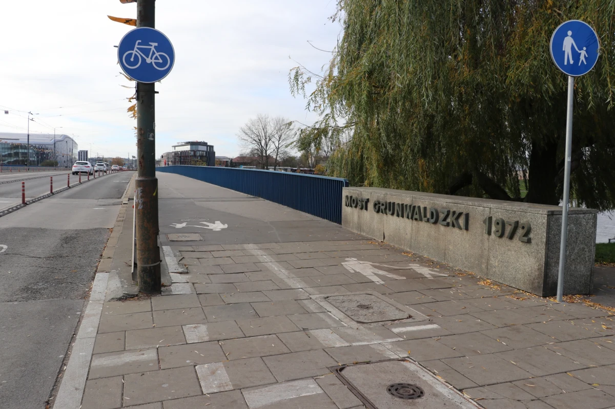 Szykują się remonty dwóch ważnych mostów na Wiśle w Krakowie. Drogowcy chcą przeprowadzić remonty mostu Grunwaldzkiego i mostu Dębnickiego po zakończeniu Igrzysk Europejskich. W pierwszej kolejności wyremontowany ma być most Dębnicki - potem Grunwaldzki.