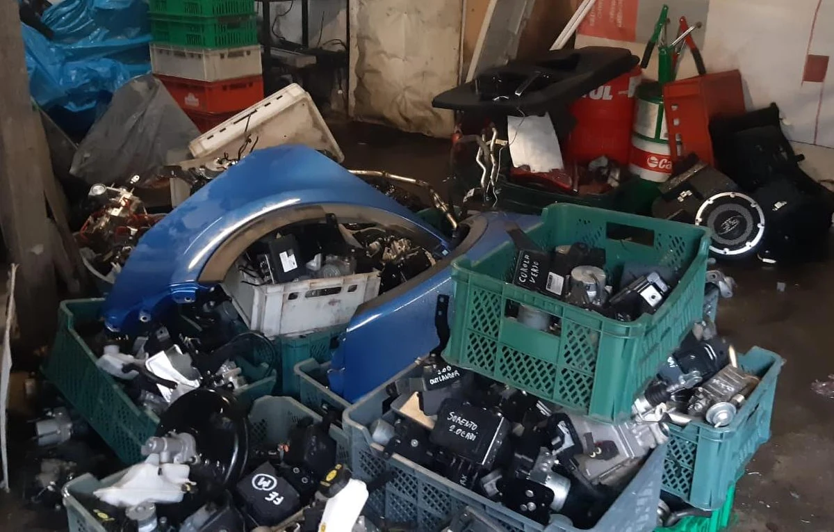 Policjanci z Wydziału Kryminalnego i Dochodzeniowo-Śledczego KWP w Poznaniu zatrzymali 4 osoby do sprawy kradzieży samochodów. Zlikwidowano także dziuplę samochodową pod Warszawą. Straty, które podejrzani spowodowali, oszacowano na blisko pół miliona złotych.