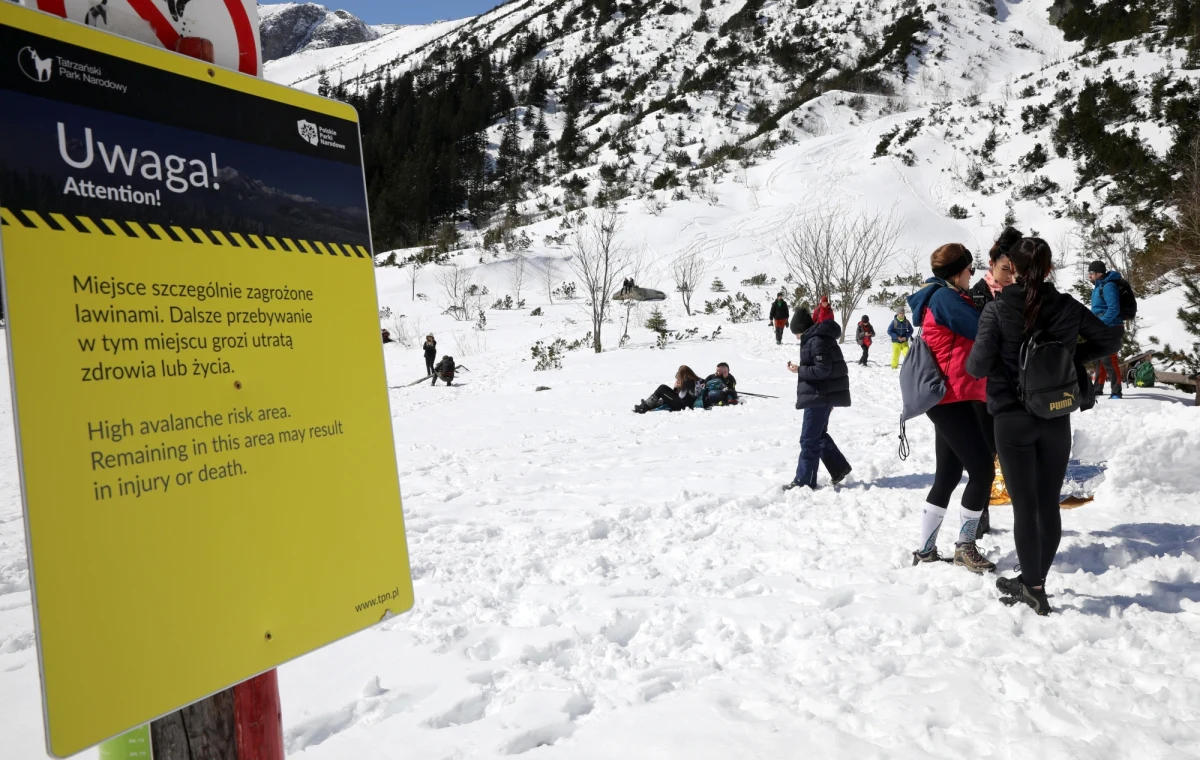 Po niemal dwóch tygodniach Tatrzański Park Narodowy zdecydował się ponownie otworzyć drogę do Morskiego Oka. Ten najbardziej popularny szlak w Tatrach zamknięto na początku lutego, po zejściu potężnej lawiny na taflę Morskiego Oka. TOPR stwierdził, że istnieje duże ryzyko, że kolejne lawin mogą spaść wprost na drogę. W swoim komunikacie TPN zaznacza jednak, że otwarcie drogi nie oznacza, że jest tam w pełni bezpiecznie.