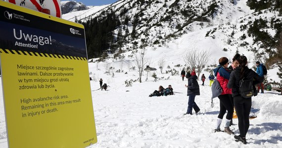 Po niemal dwóch tygodniach Tatrzański Park Narodowy zdecydował się ponownie otworzyć drogę do Morskiego Oka. Ten najbardziej popularny szlak w Tatrach zamknięto na początku lutego, po zejściu potężnej lawiny na taflę Morskiego Oka. TOPR stwierdził, że istnieje duże ryzyko, że kolejne lawin mogą spaść wprost na drogę. W swoim komunikacie TPN zaznacza jednak, że otwarcie drogi nie oznacza, że jest tam w pełni bezpiecznie.