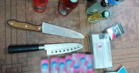 Policja zatrzymała 42-letniego mężczyznę, który sterroryzował nożem pracowników jednego z sklepów w centrum Wrocławia i ukradł kilka butelek alkoholu. Agresorowi grozi 15 lat więzienia.