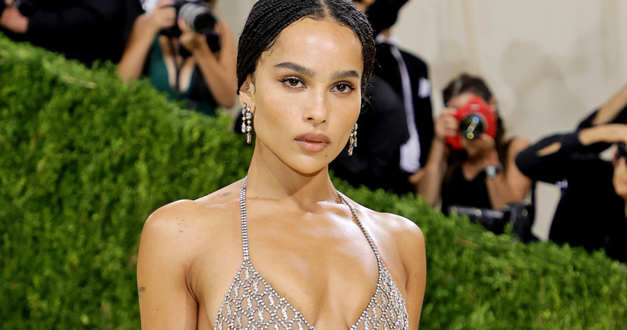 Już tego lata rozpoczną się prace nad debiutem reżyserskim Zoe Kravitz, filmem zatytułowanym "Pussy Island". Produkcja podejmować będzie temat traktowania kobiet w przemyśle rozrywkowym. Jak zdradza sama Kravitz, która jest również współscenarzystką filmu, ważną rolę w ostatecznym kształtowaniu scenariusza odegrał skandal obyczajowy, którego niechlubnym bohaterem jest producent filmowy Harvey Weinstein.

