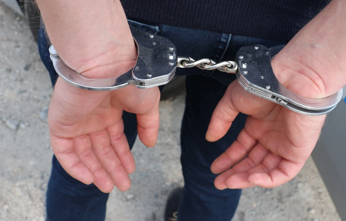 Dyrektor muzułmańskiej szkoły dla dziewcząt w indonezyjskim mieście Bandung został skazany na dożywotnie więzienie za zgwałcenie ponad 13 uczennic. Wiele z nich zaszło w ciążę i urodziło dzieci.