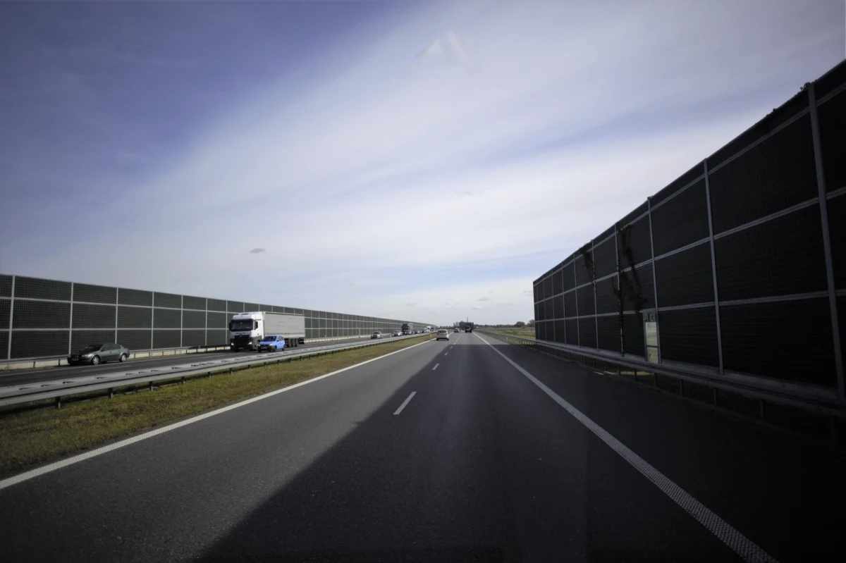 Utrudnienia na „Autostradzie Wolności”, czyli A2, w województwie łódzkim. W środę i czwartek (16 i 17 lutego) na wysokości węzła Emilia drogowcy będą montować tzw. bramownicę.