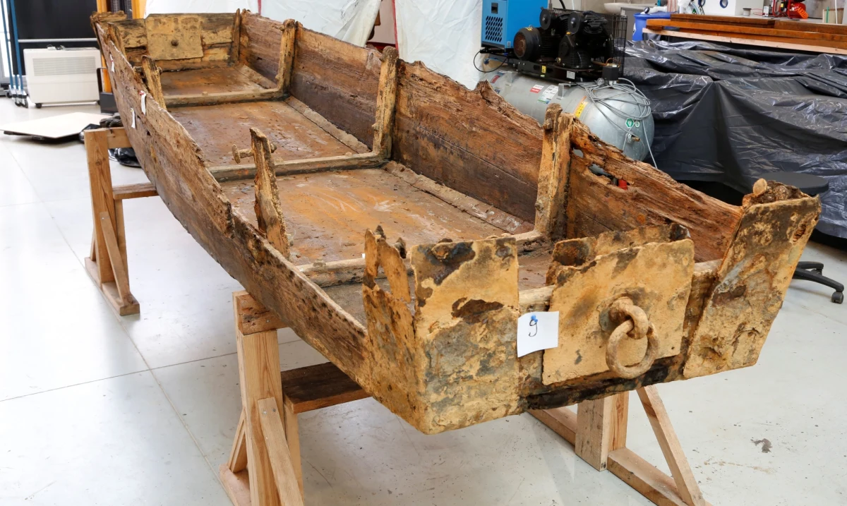 Dwie zabytkowe XIX-wieczne łodzie znalezione w górniczej sztolni, trafiły w ręce konserwatorów z Narodowego Muzeum Morskiego w Gdańsku. Przez lata  zanurzone były w mule, ich konserwacja jest wyzwaniem i potrwa kilka lat.

