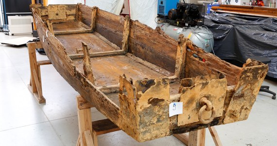 Dwie zabytkowe XIX-wieczne łodzie znalezione w górniczej sztolni, trafiły w ręce konserwatorów z Narodowego Muzeum Morskiego w Gdańsku. Przez lata  zanurzone były w mule, ich konserwacja jest wyzwaniem i potrwa kilka lat.

