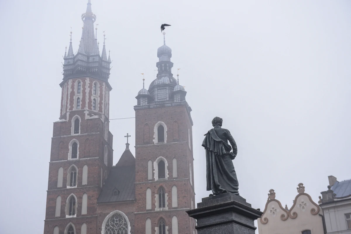Trwają przygotowania do wprowadzenia w Krakowie - jako pierwszym polskim mieście - Strefy Czystego Transportu, która obejmowałaby ścisłe centrum miasta. Mogłyby tam wjechać tylko samochody spełniające normy emisji spalin. To będzie prawdziwa rewolucja na krakowskich ulicach.