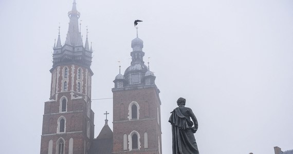 Trwają przygotowania do wprowadzenia w Krakowie - jako pierwszym polskim mieście - Strefy Czystego Transportu, która obejmowałaby ścisłe centrum miasta. Mogłyby tam wjechać tylko samochody spełniające normy emisji spalin. To będzie prawdziwa rewolucja na krakowskich ulicach.