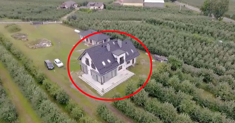 Jak mieszka brat Mariusza Pudzianowskiego? Krystian Pudzianowski mieszka w ogromnym domu, który zbudował w szczerym polu. Zobacz, jak wyglądają jego wnętrza. 