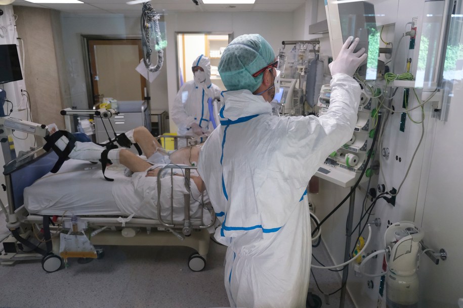 Niedzielski: Ograniczamy liczbę łóżek covidowych w szpitalach