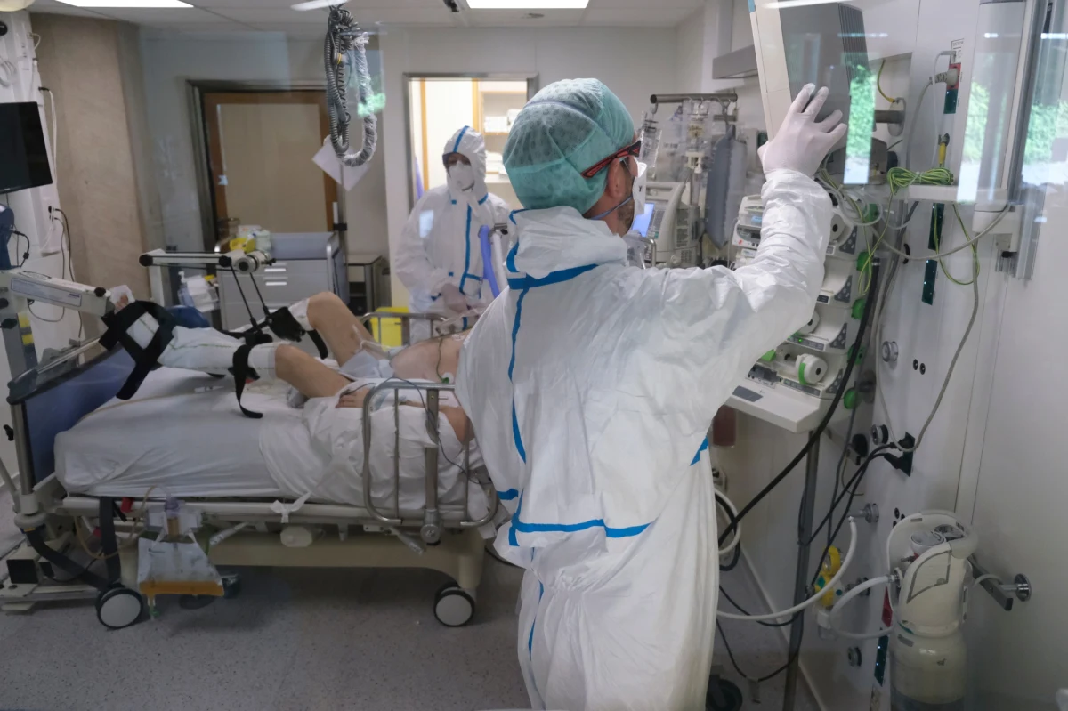 "W środowym raporcie dotyczącym sytuacji epidemicznej będzie blisko 700 hospitalizacji covidowych mniej. Kontynuujemy więc ograniczanie liczby łóżek covidowych w szpitalach, od środy będzie ich mniej niż 30 tys." – przekazał we wtorek minister zdrowia Adam Niedzielski.