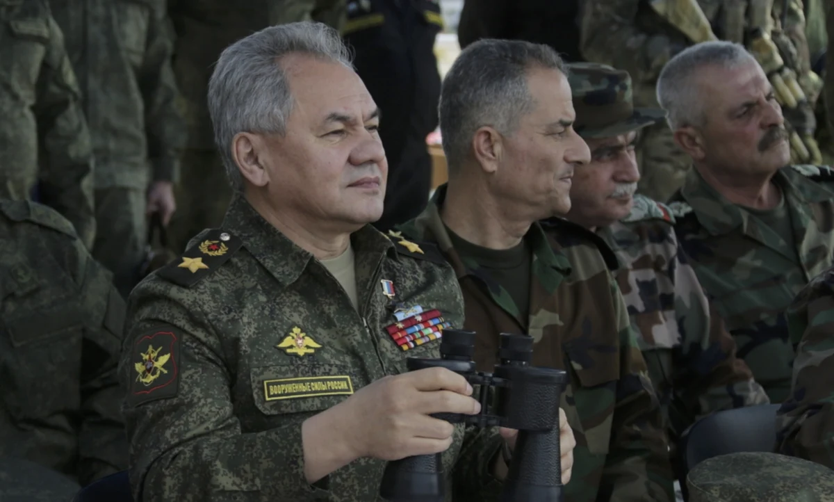 Minister obrony Rosji Siergiej Szojgu udał się we wtorek do Syrii, aby nadzorować rosyjskie ćwiczenia morskie. W ćwiczeniach we wschodniej części Morza Śródziemnego bierze udział 15 okrętów wojennych i 30 samolotów - podała agencja informacyjna RIA.
