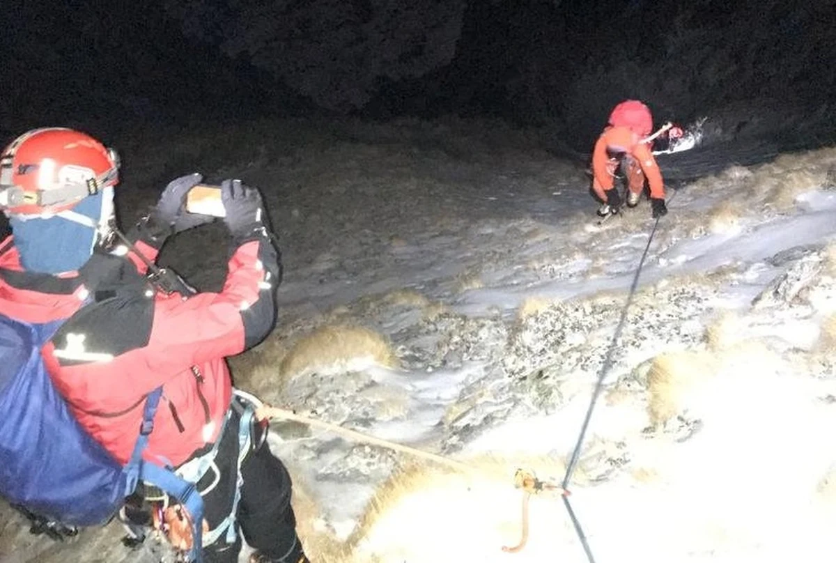 Słowaccy ratownicy musieli pomóc dwóm grupom polskich taterników, którzy utknęli na Złotej Turni w Dolinie Kieżmarskiej w słowackich Tatrach. Akcja ratunkowa trwała całą noc, na szczęście skończyła się dobrze dla wszystkich wspinaczy.