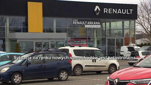 Tomasz Maszek z Poznania zapowiada sądową batalię z dealerem Renault, któremu zapłacił zadatek za nowe auto. Miało być pod koniec sierpnia, a nie ma go do dziś. Salon proponował inne modele, ale nie w cenie gwarantowanej, jaką pan Tomasz miał zapisaną w umowie.