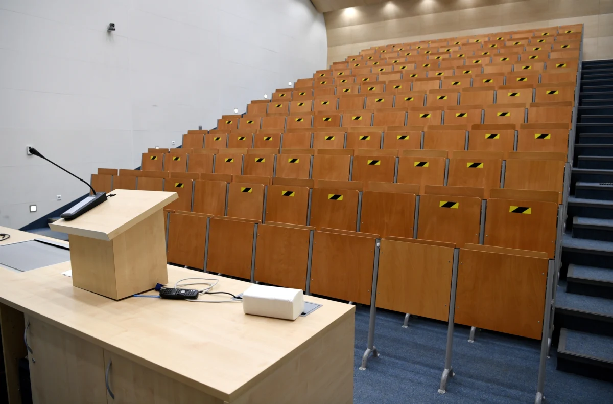 Największa uczelnia w woj. śląskim, Uniwersytet Śląski w Katowicach, w semestrze letnim, od 21 lutego, wraca do nauczania w formie stacjonarnej z elementami kształcenia zdalnego – poinformowała  rzeczniczka uczelni Małgorzata Poszwa. Decyzja została podjęta w związku z poprawiającą się sytuacją epidemiologiczną wśród uczelnianej społeczności. Wciąż jednak obowiązywać będą specjalne środki ostrożności w budynkach UŚ.